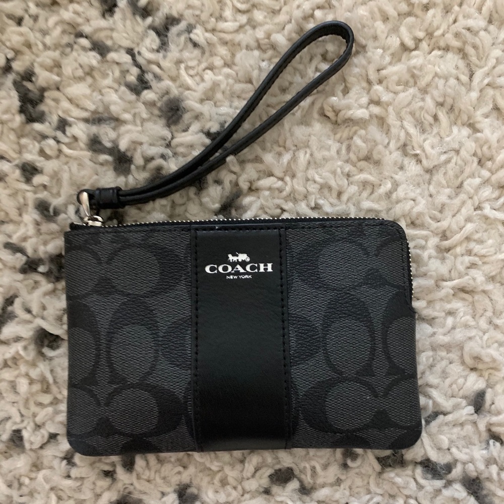 ✨Coach Classic Wristlist✨